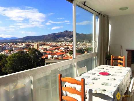 Preciosa villa con 24 metros de amarre en venta en Roses