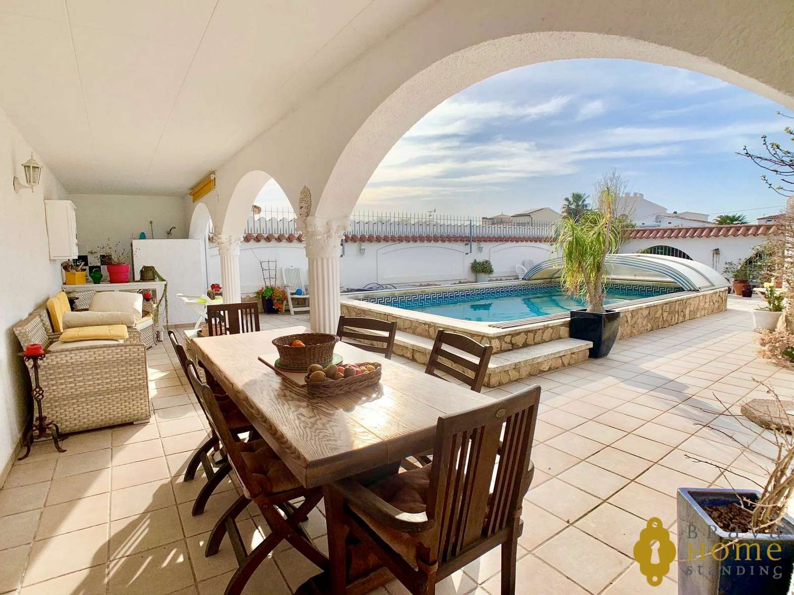 Villa exclusive avec amarre de 25m et appartement indépendant, à vendre à Empuriabrava