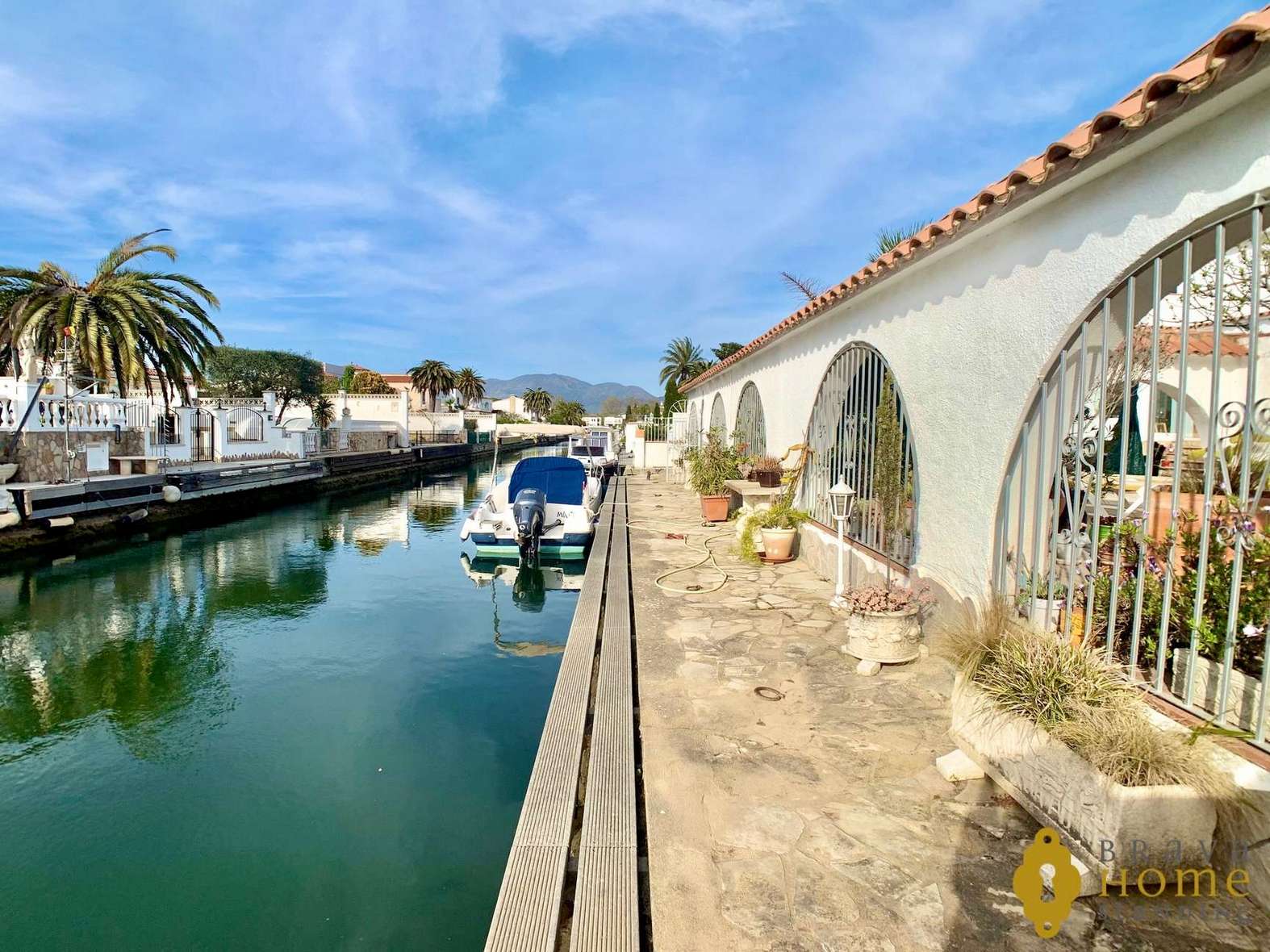 Exclusive house with a 25m mooring and separate apartment, for sale in Empuriabrava