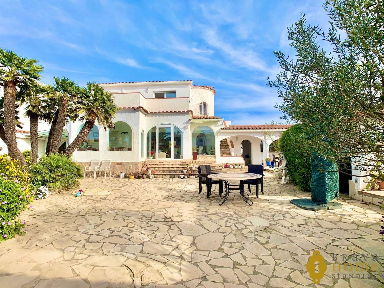 Villa exclusive avec amarre de 25m et appartement indépendant, à vendre à Empuriabrava