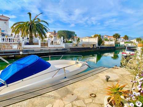 Villa exclusive avec amarre de 25m et appartement indépendant, à vendre à Empuriabrava