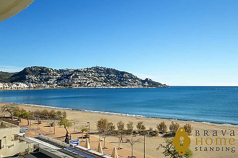 Beachfront apartment with a terrace of 70 m2 for sale in Rosas