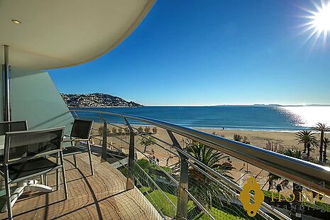 Beachfront apartment with a terrace of 70 m2 for sale in Rosas