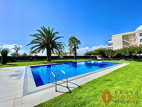 Apartament d´alt standing amb piscina i pàrquing a Roses, sector Salatar