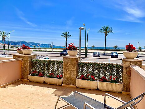 Beautiful seafront apartment with parking and tourist license for sale in Empuriabrava.