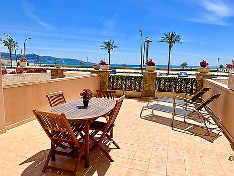 Beautiful seafront apartment with parking and tourist license for sale in Empuriabrava.