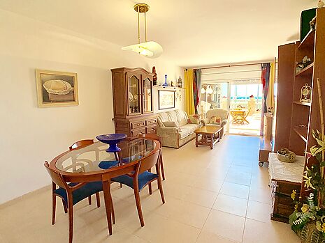 Schönes Apartment in erster Strandlinie mit Parkplatz und touristischer Lizenz zum Verkauf in Empuriabrava.