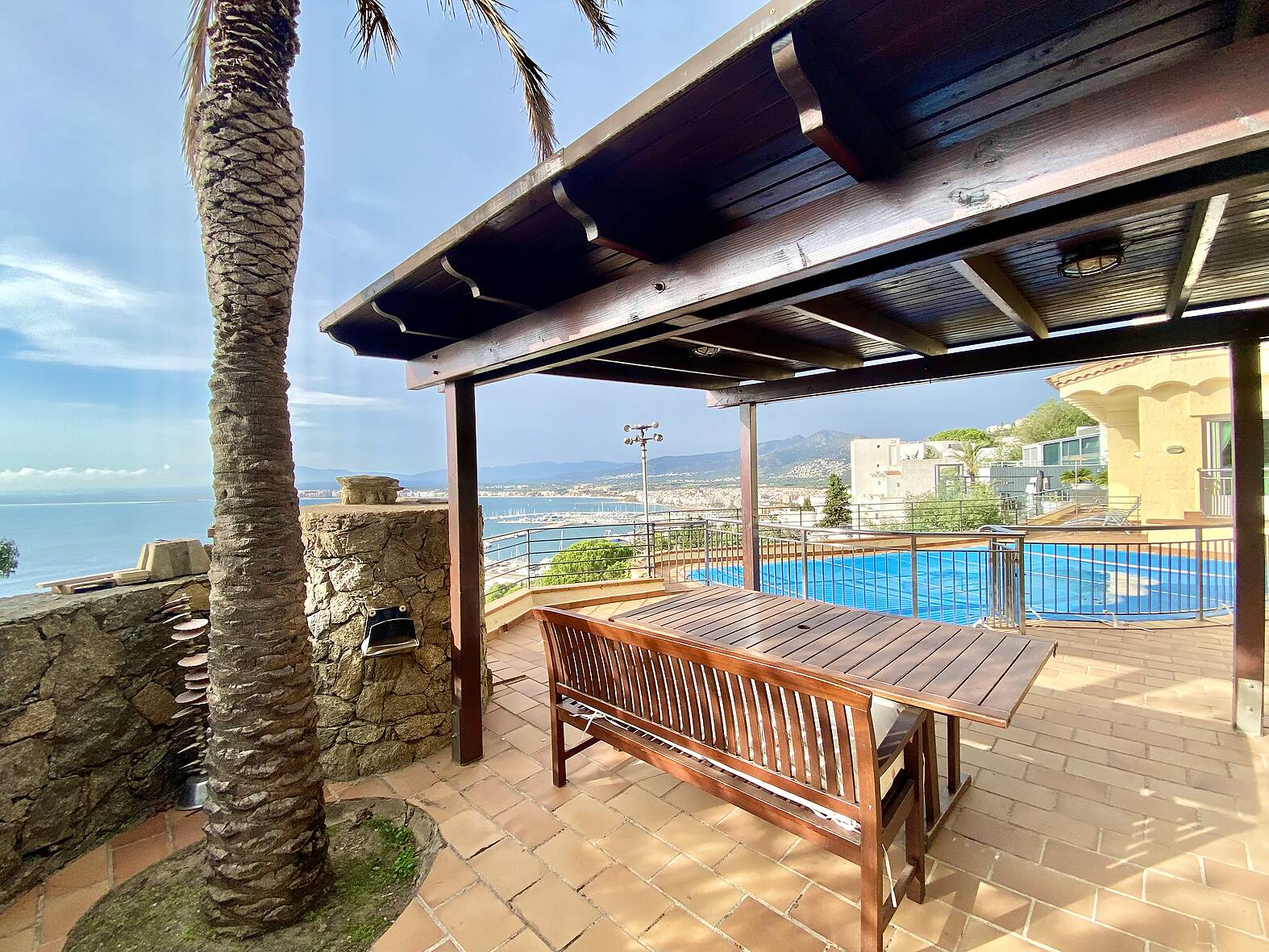 Breathtaking sea view! Beautiful villa with tourist license for sale in Roses. A unique opportunity!