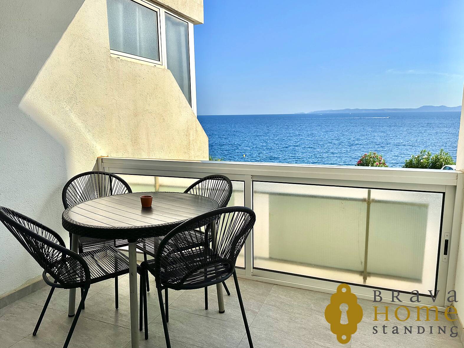 Magnificent apartment in 1st line of the sea, for sale in Rosas