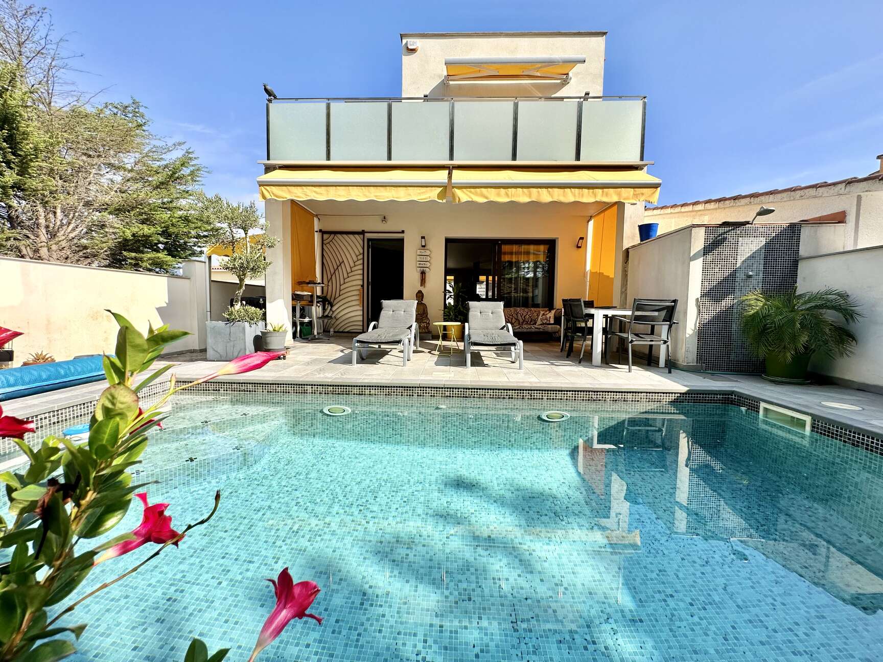 moderne Villa mit Swimmingpool zum Verkauf in Empuriabrava