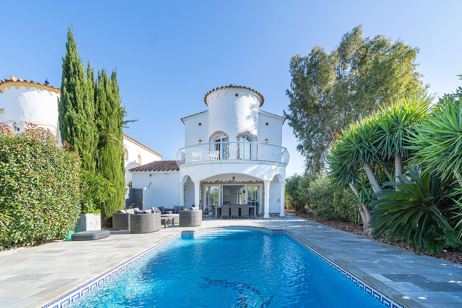 Beautiful house with pool and 12,50m mooring on a wide canal in Empuriabrava