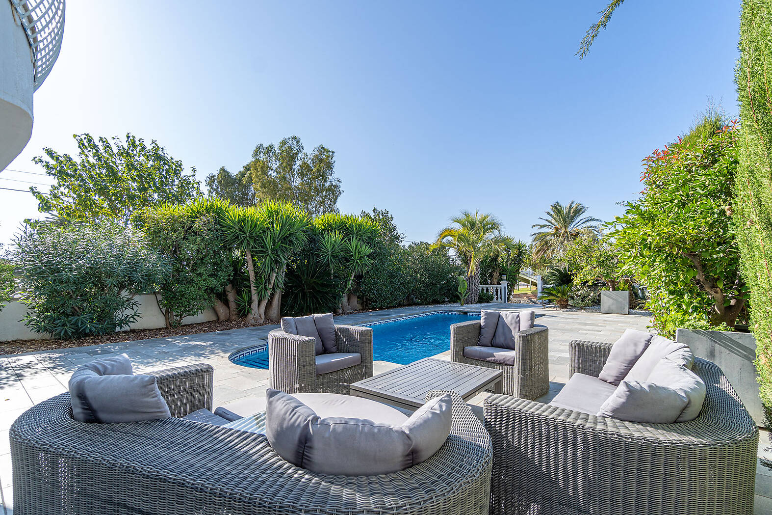 Beautiful house with pool and 12,50m mooring on a wide canal in Empuriabrava