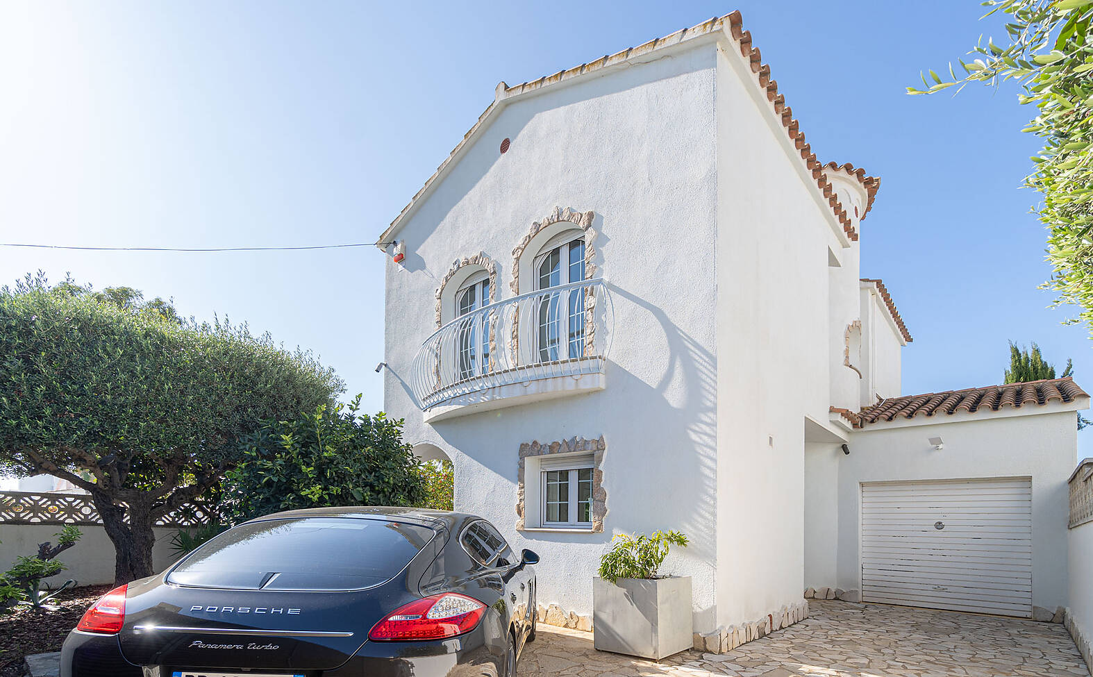 Belle maison avec piscine et amarre de 12,50m sur le large canal à Empuriabrava