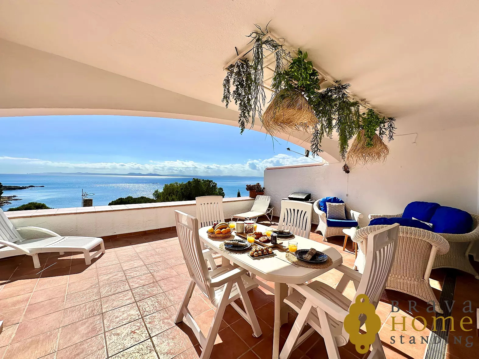 Espectacular apartamento con vistas al mar y garaje doble en Canyelles Petites