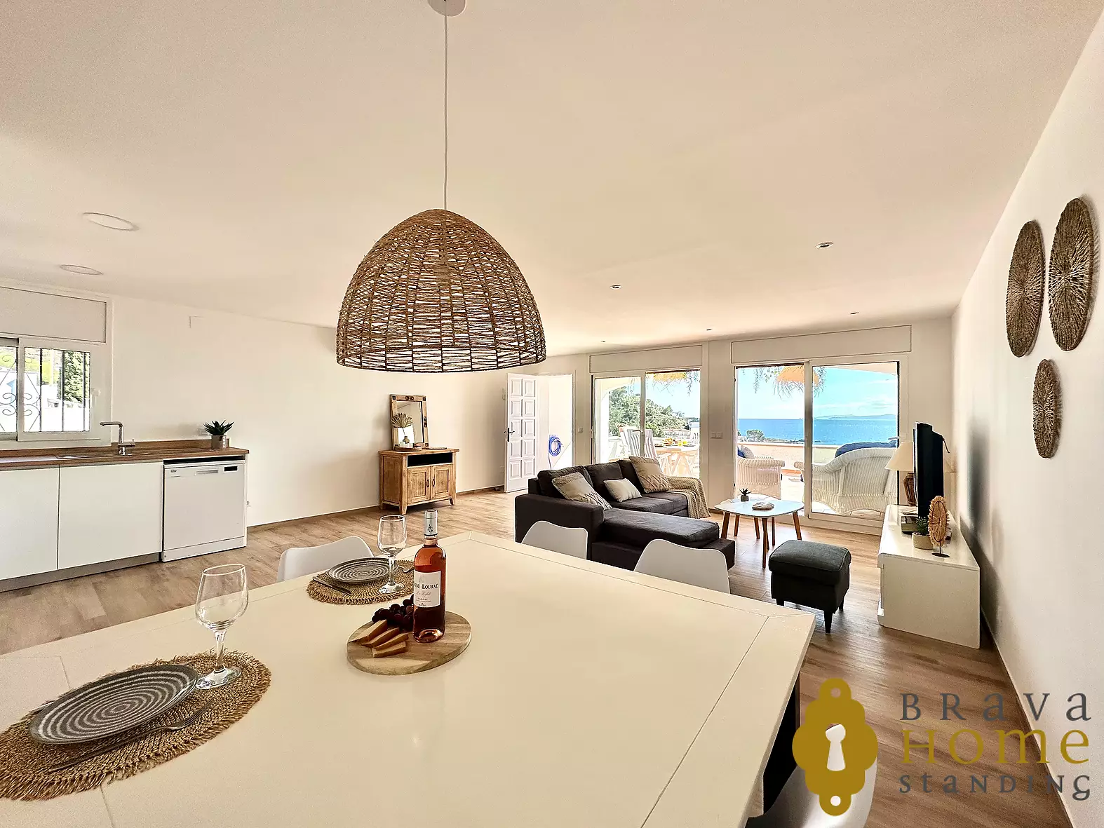 Espectacular apartamento con vistas al mar y garaje doble en Canyelles Petites