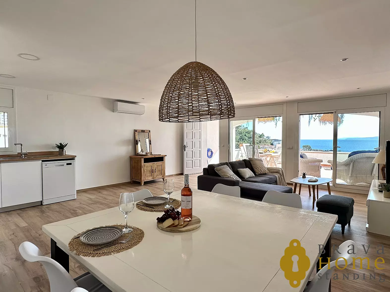 Espectacular apartamento con vistas al mar y garaje doble en Canyelles Petites