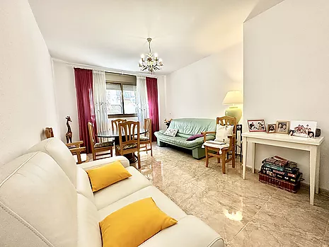 Magnificent apartment in the center of Rosas with private parking and pool