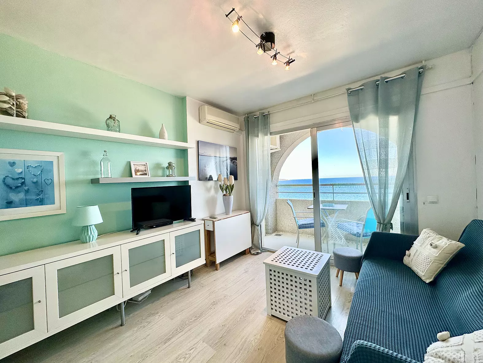 Precioso estudio cabina en primera linea de playa con vistas al mar en Empuriabrava