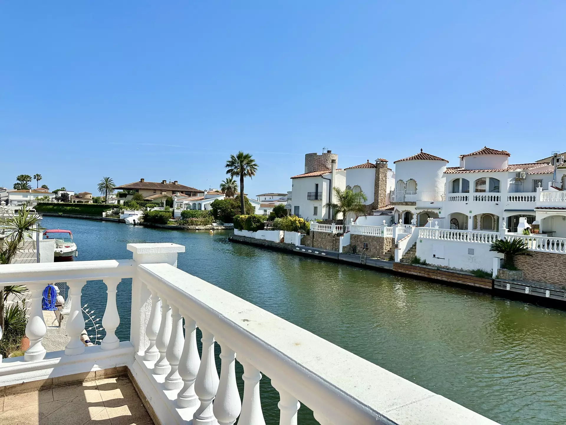 Hermosa casa con amarre y piscina en venta en Empuriabrava