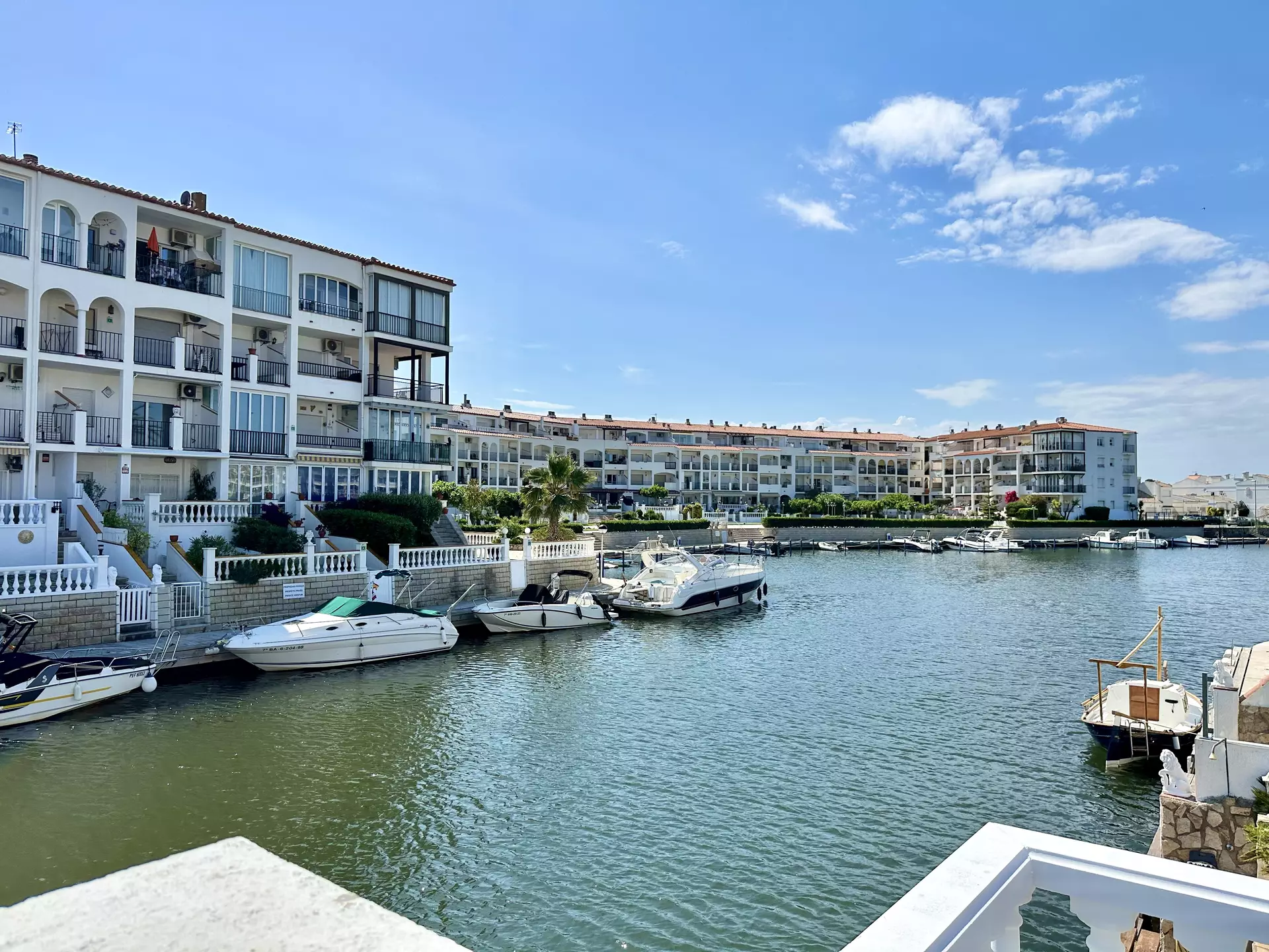 Hermosa casa con amarre y piscina en venta en Empuriabrava