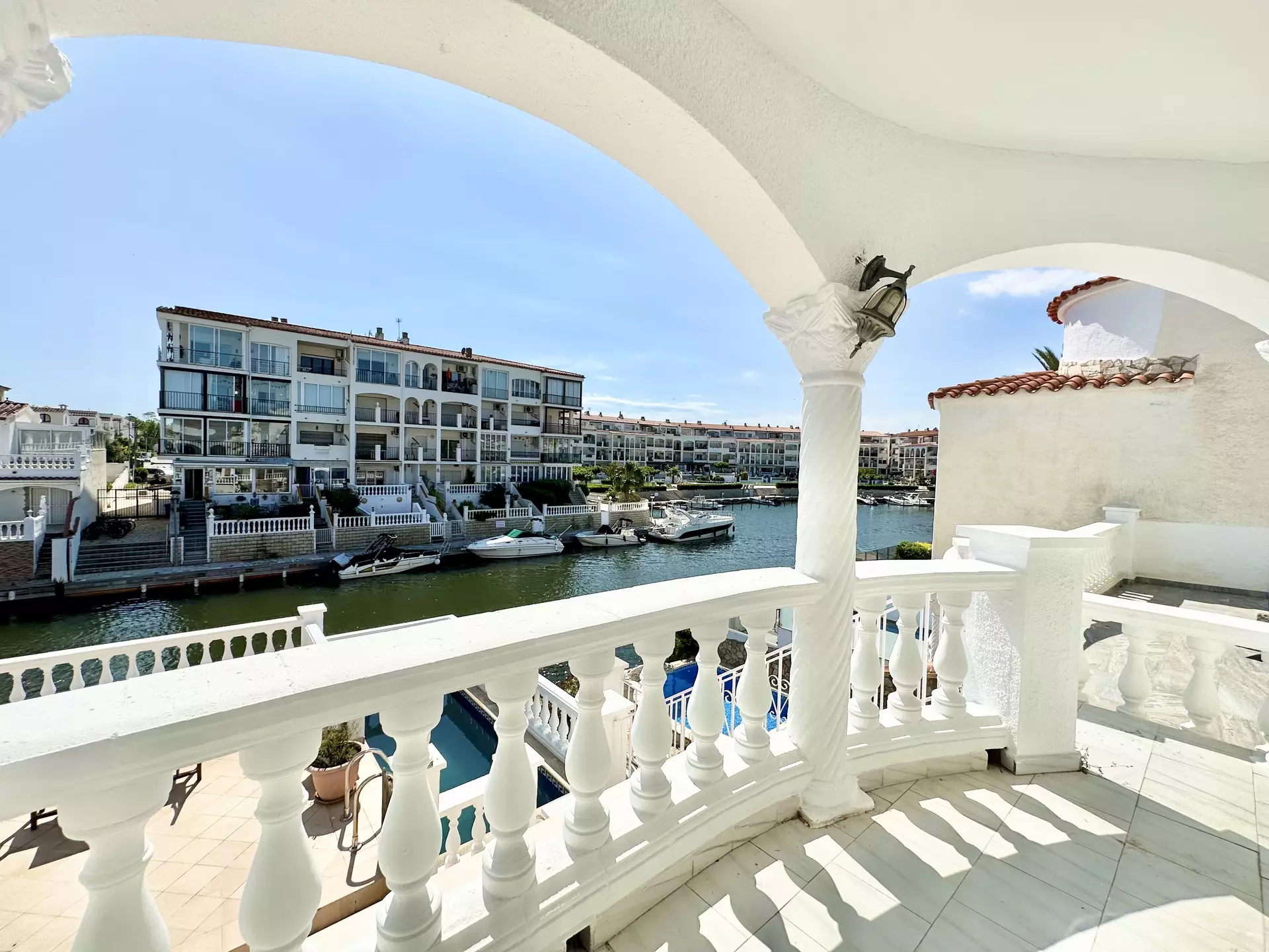 Preciosa casa amb amarrador i piscina en venda a Empuriabrava