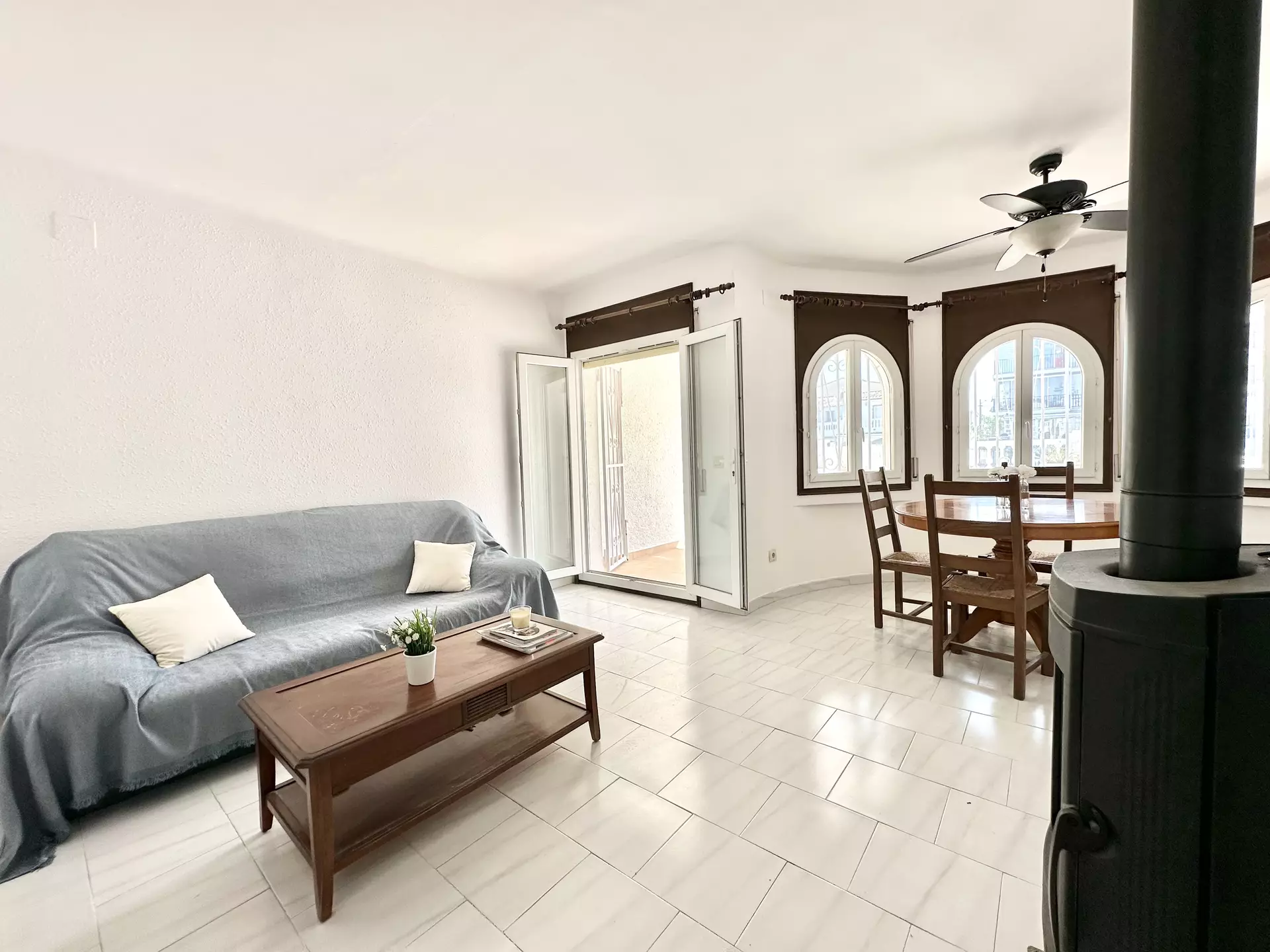 Hermosa casa con amarre y piscina en venta en Empuriabrava