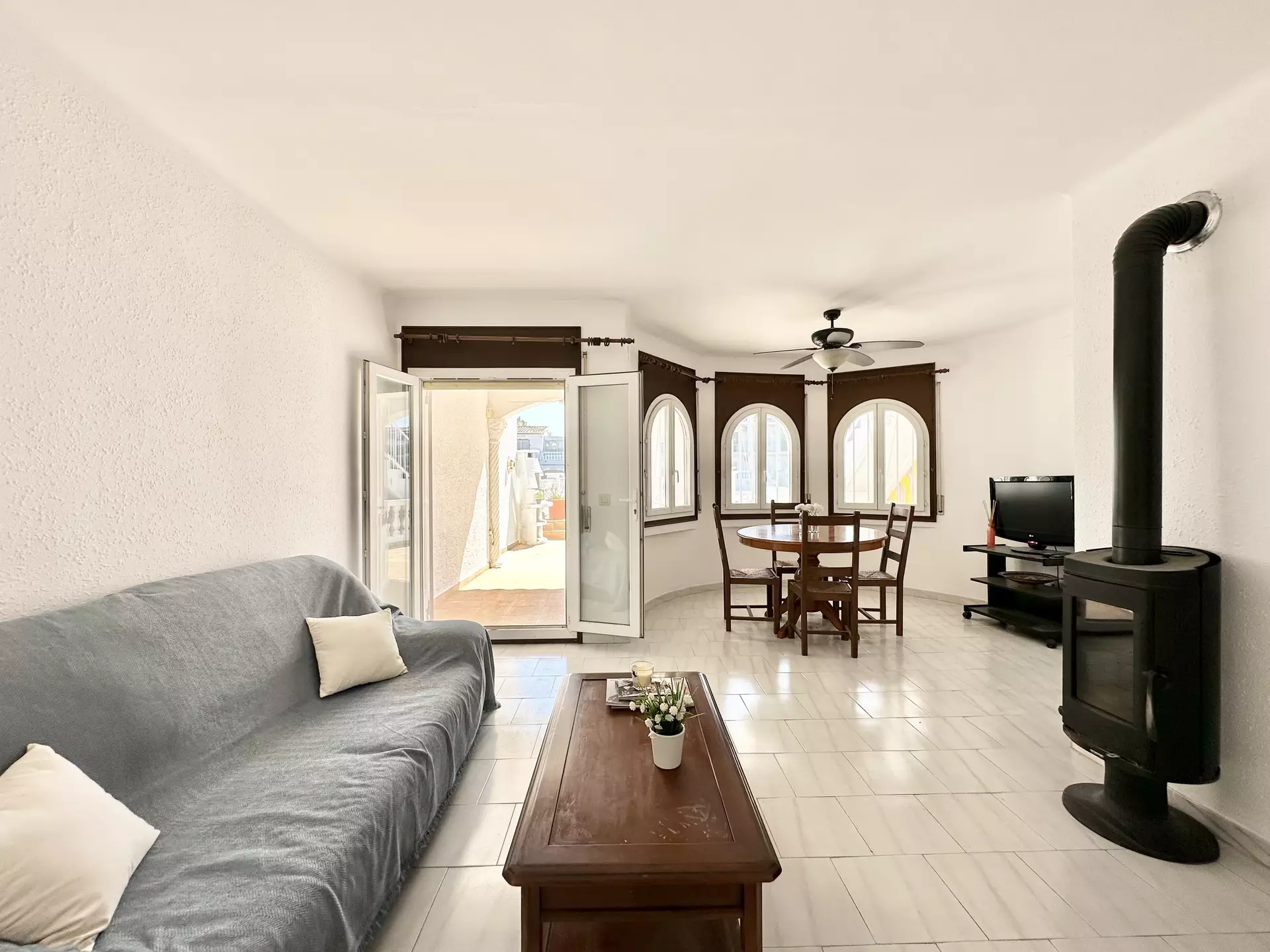 Hermosa casa con amarre y piscina en venta en Empuriabrava