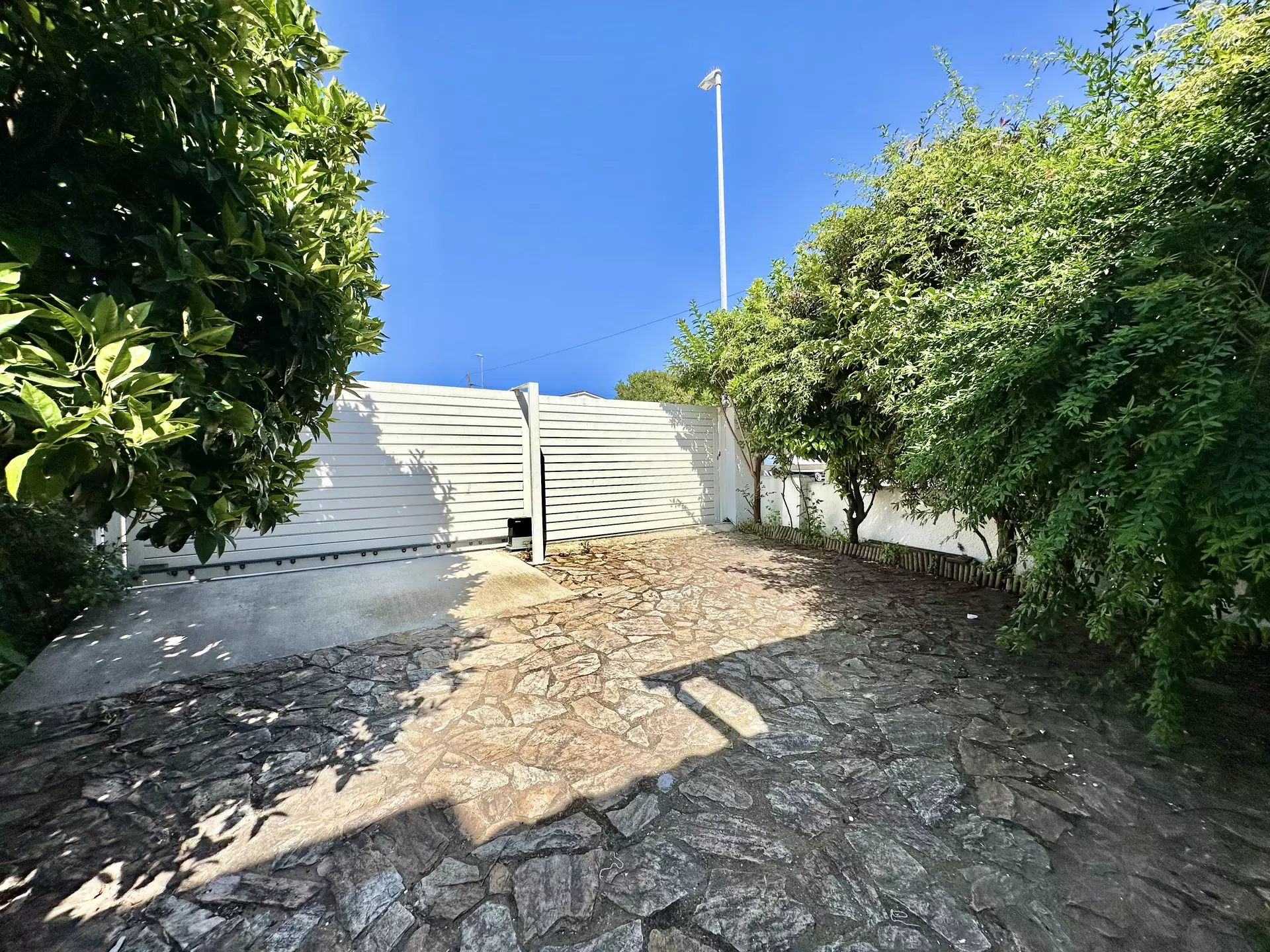 Hermosa casa con amarre y piscina en venta en Empuriabrava