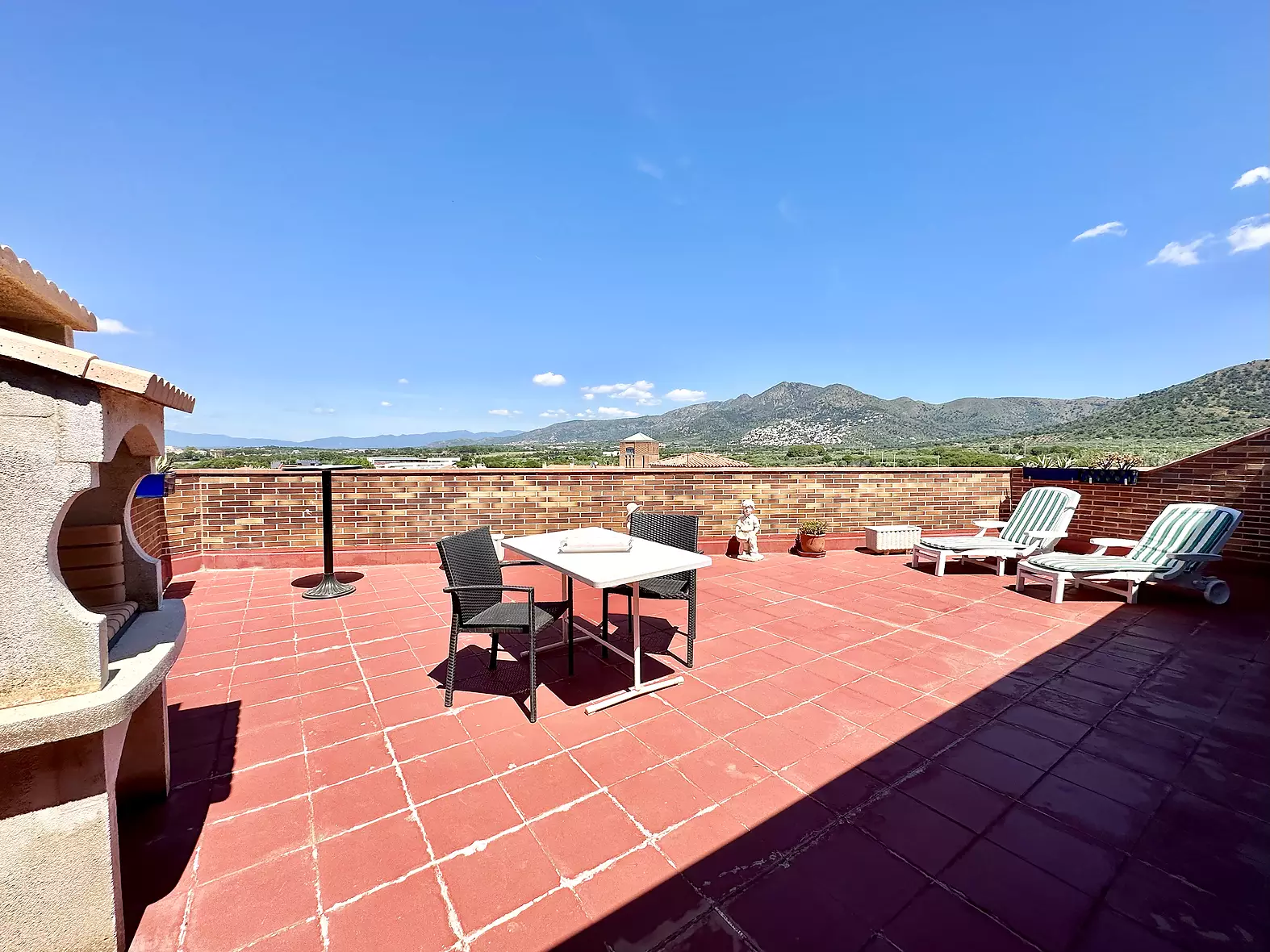 Beautiful penthouse with 70m2 terrace, private parking and pool in Rosas