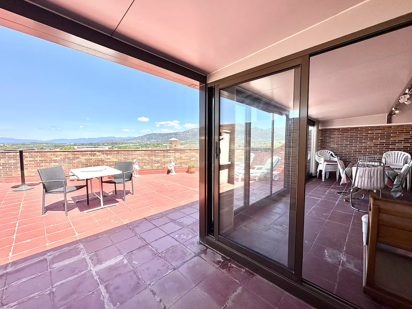 Beautiful penthouse with 70m2 terrace, private parking and pool in Rosas