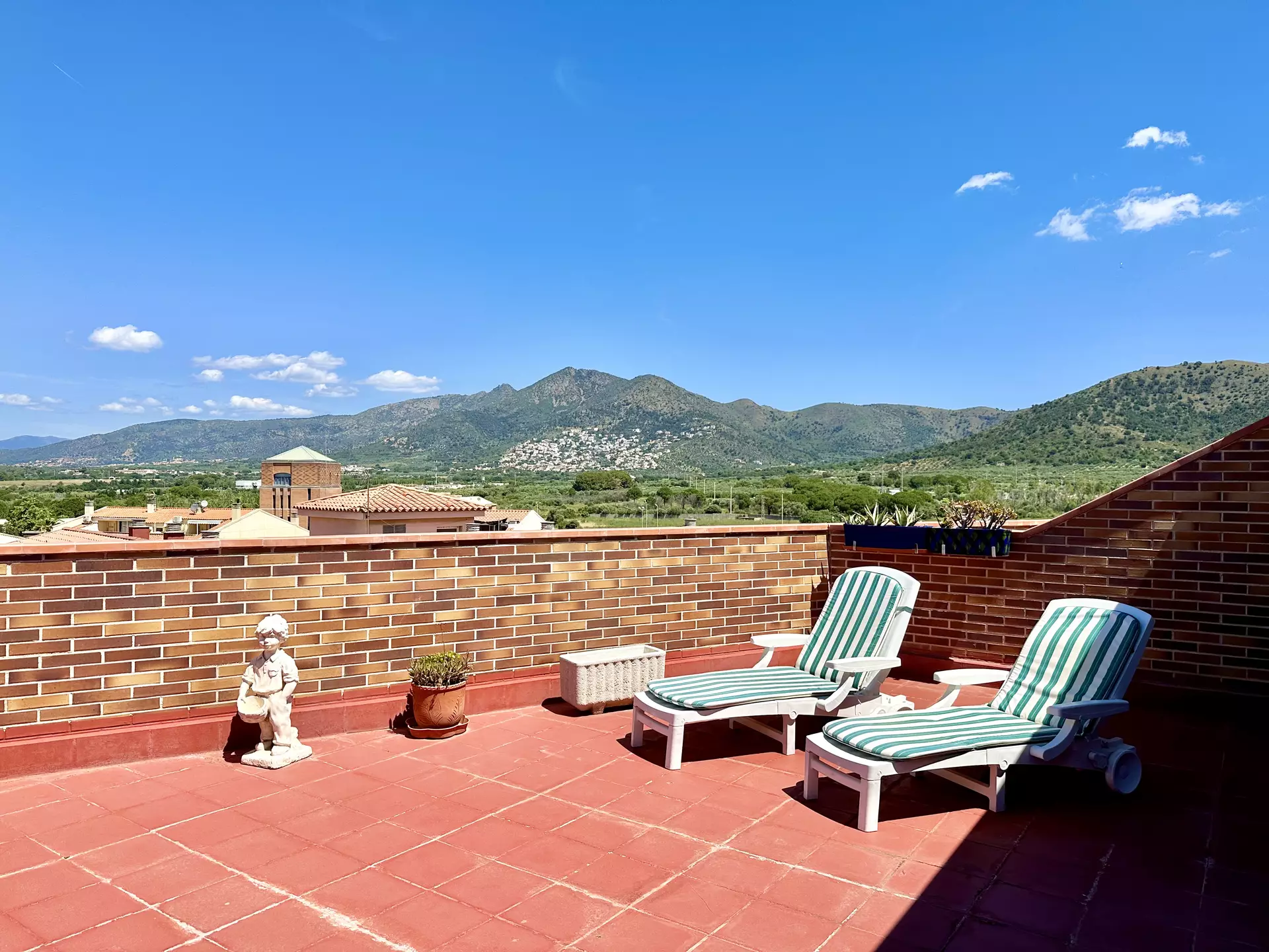 Beautiful penthouse with 70m2 terrace, private parking and pool in Rosas