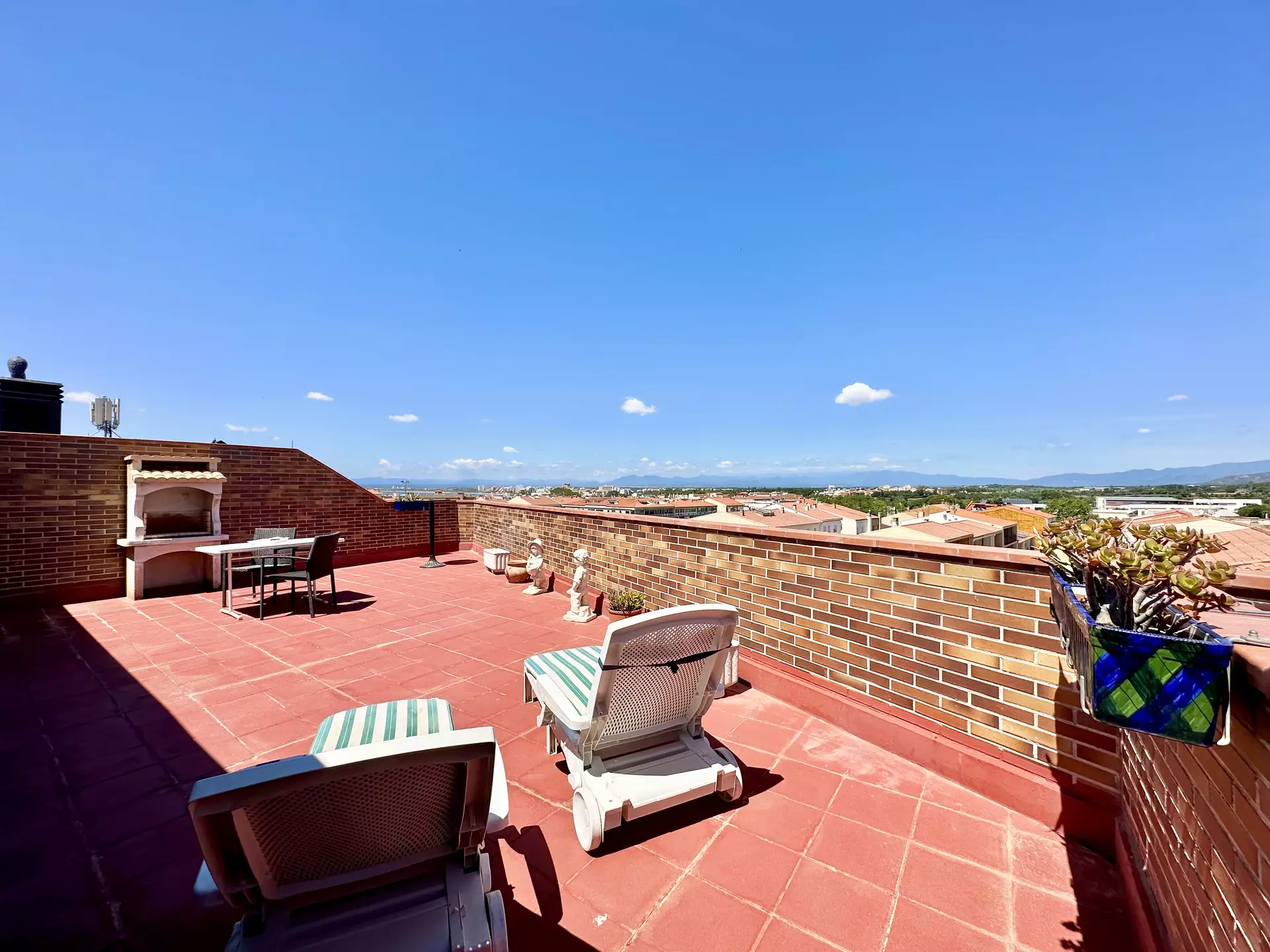 Tolles Penthouse mit 70m2 Terrasse, Privatparkplatz und pool in Rosas