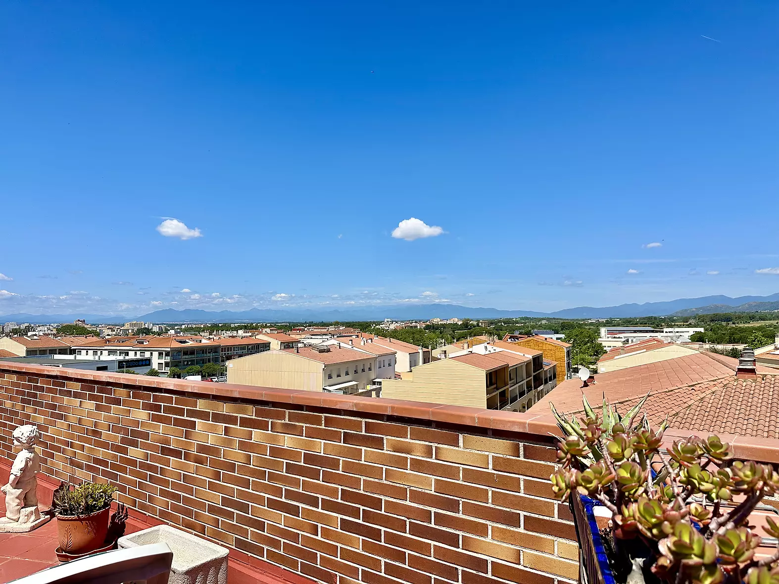 Beautiful penthouse with 70m2 terrace, private parking and pool in Rosas