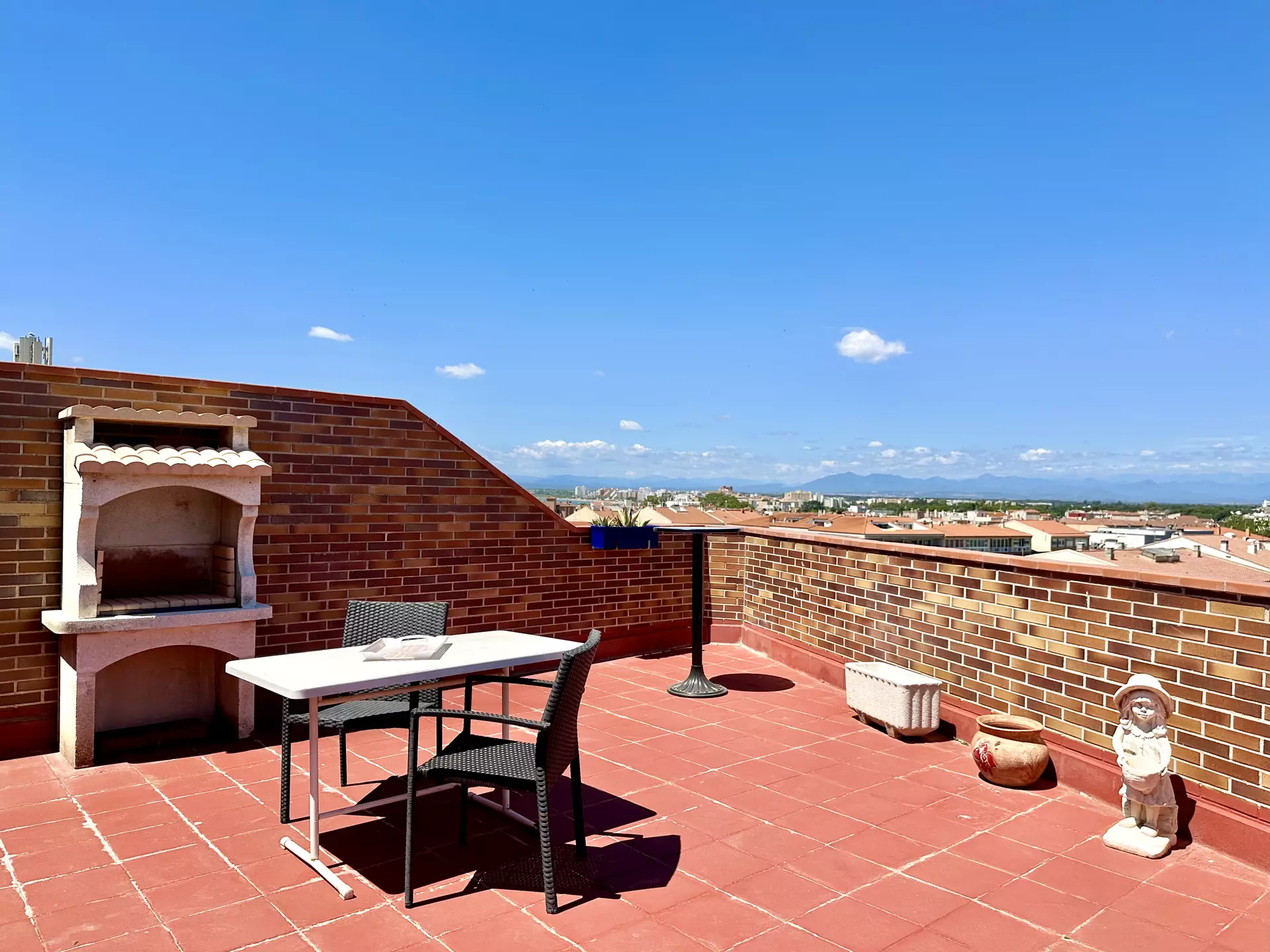 Beautiful penthouse with 70m2 terrace, private parking and pool in Rosas