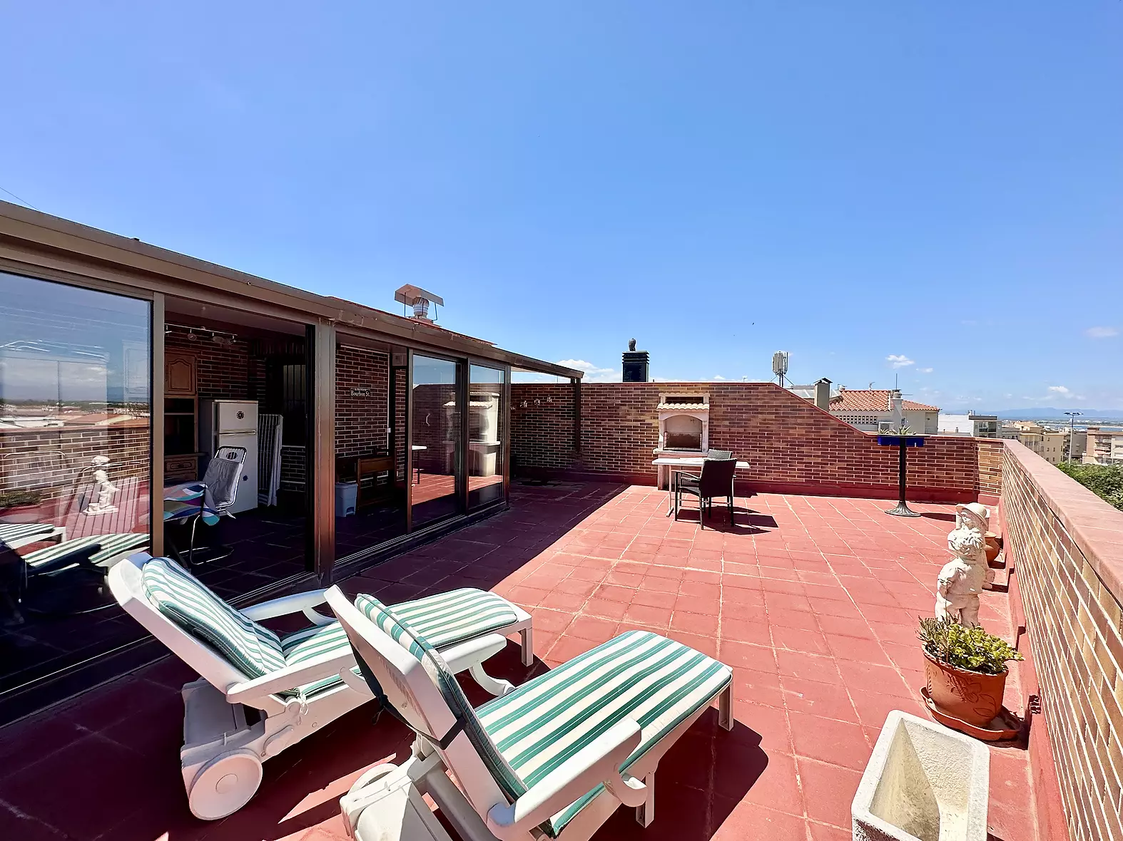 Grand penthouse avec licence touristique, terrasse de 70m2, parking privé et piscine communautaire à vendre à Rosas-Costa Brava