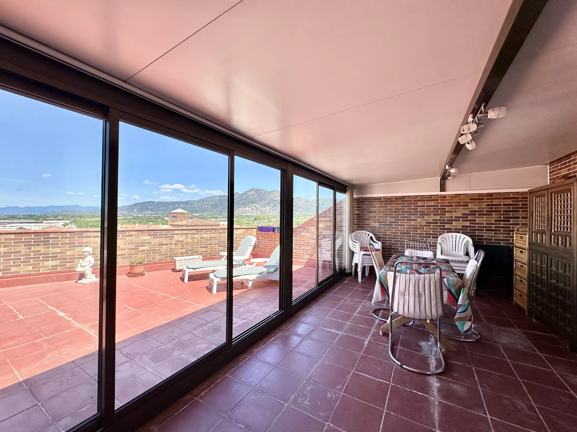 Beautiful penthouse with 70m2 terrace, private parking and pool in Rosas