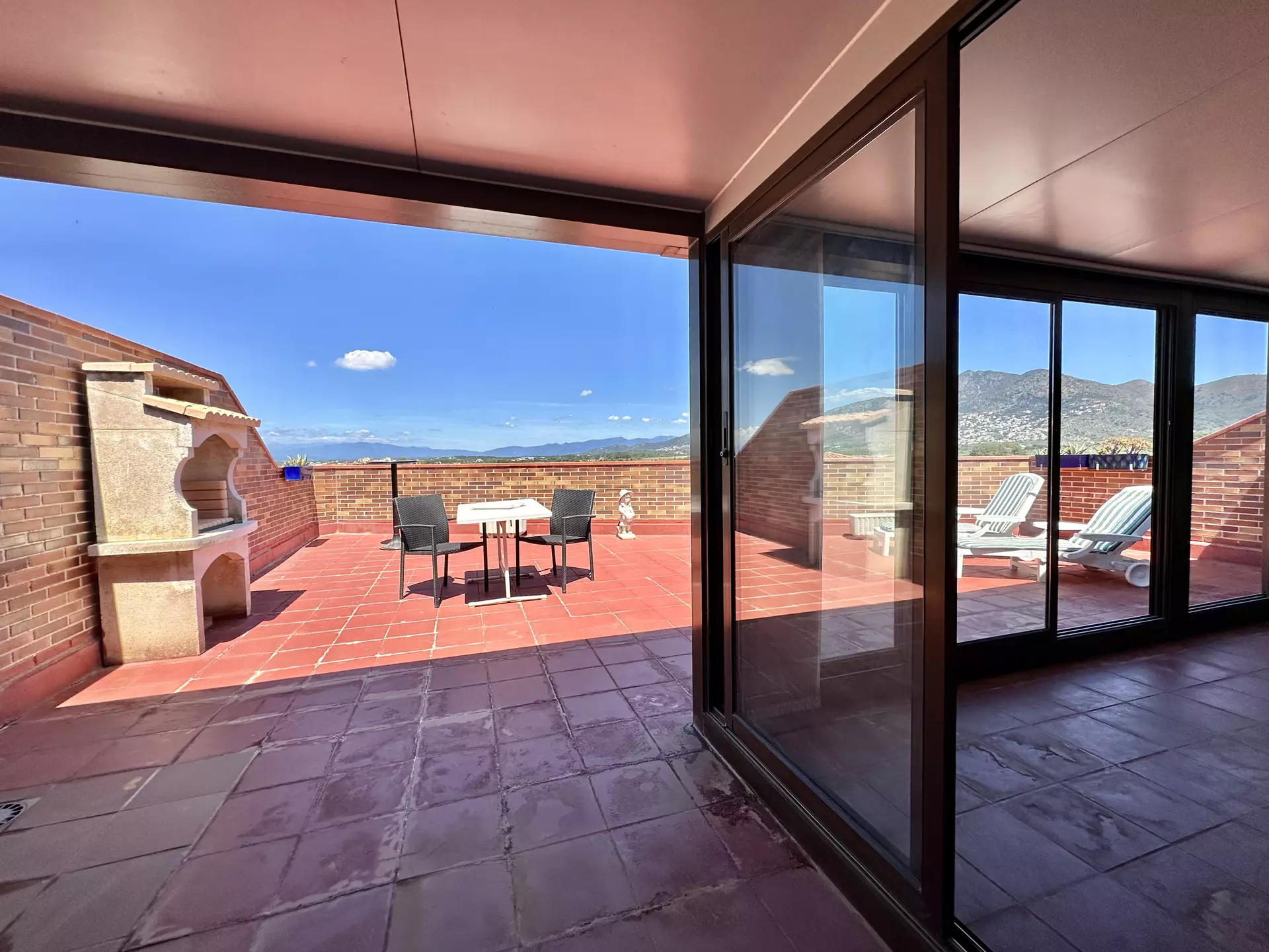 Beautiful penthouse with 70m2 terrace, private parking and pool in Rosas