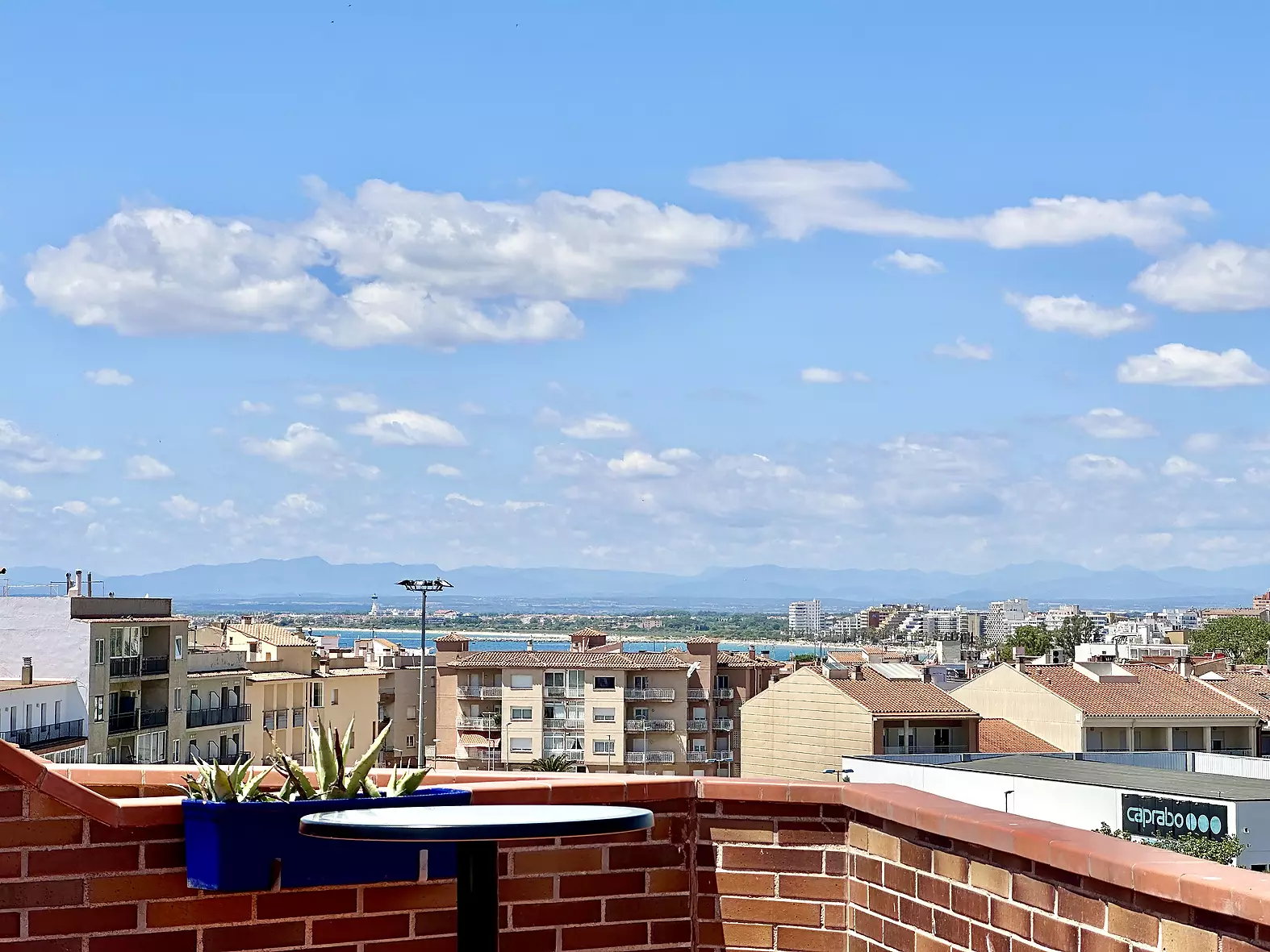 Fantàstico ático con terraza de 70m2, parking privado y piscina en Rosas