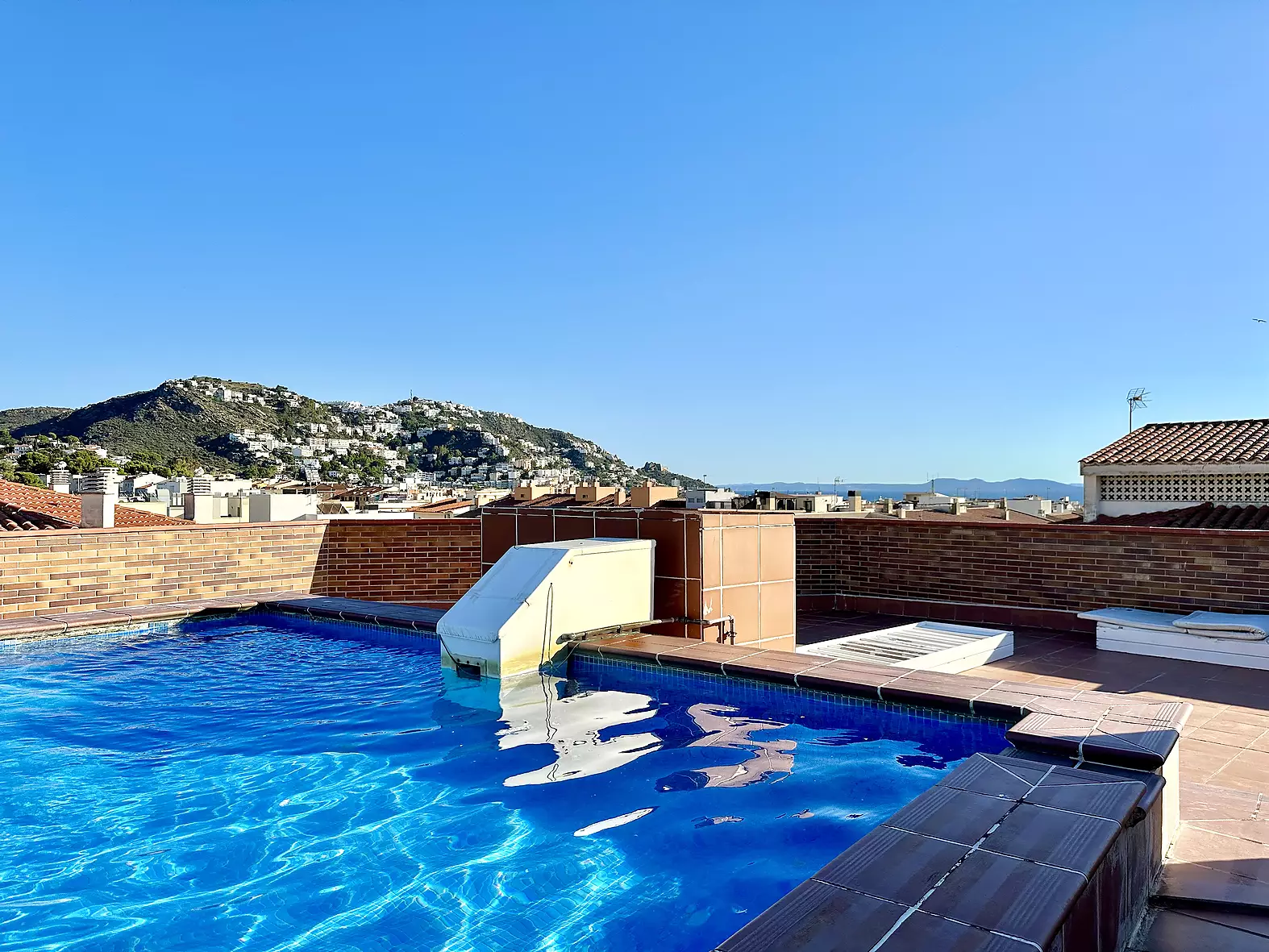 Beautiful penthouse with 70m2 terrace, private parking and pool in Rosas