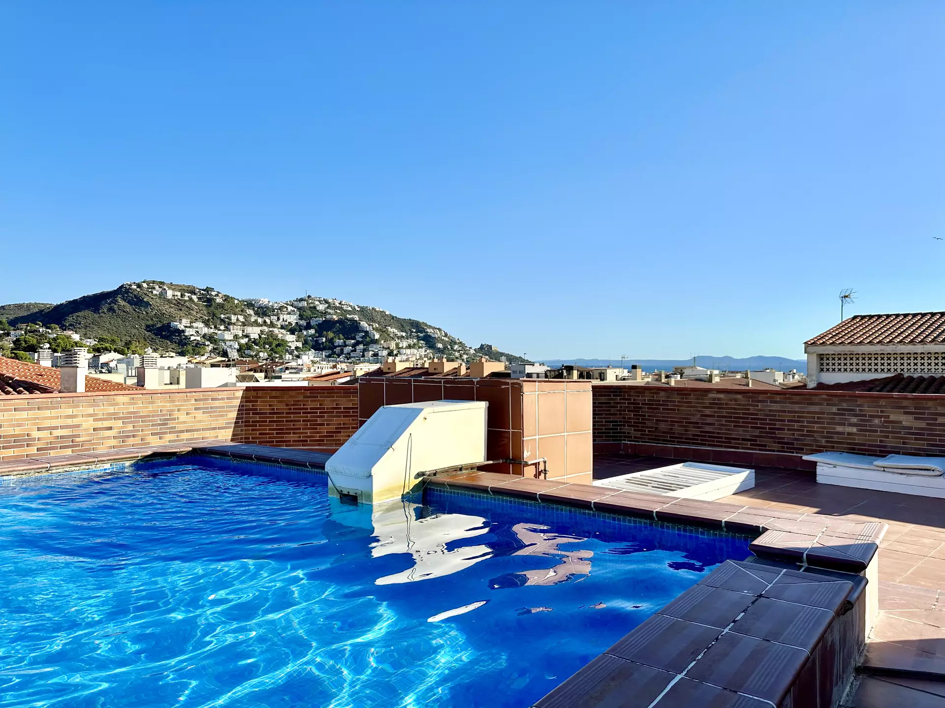 Beautiful penthouse with 70m2 terrace, private parking and pool in Rosas