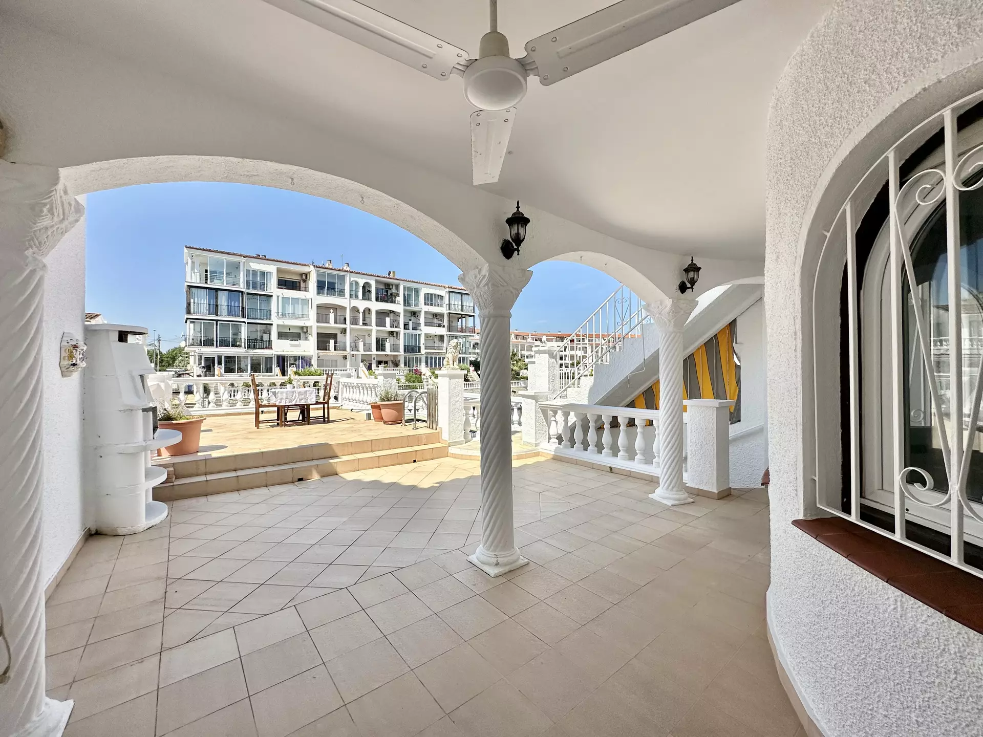 Hermosa casa con amarre y piscina en venta en Empuriabrava