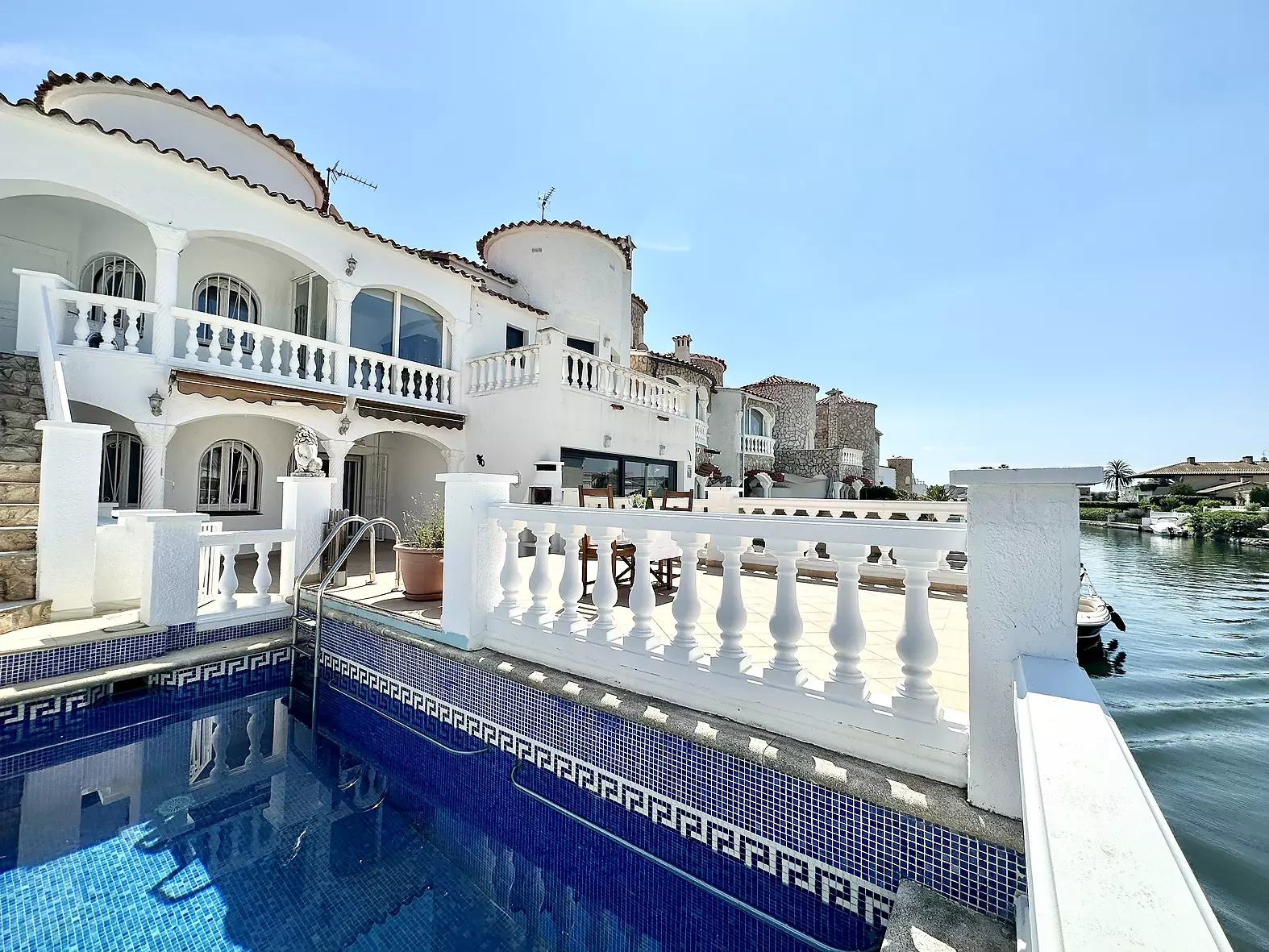 Beautiful house with mooring and pool for sale in Empuriabrava