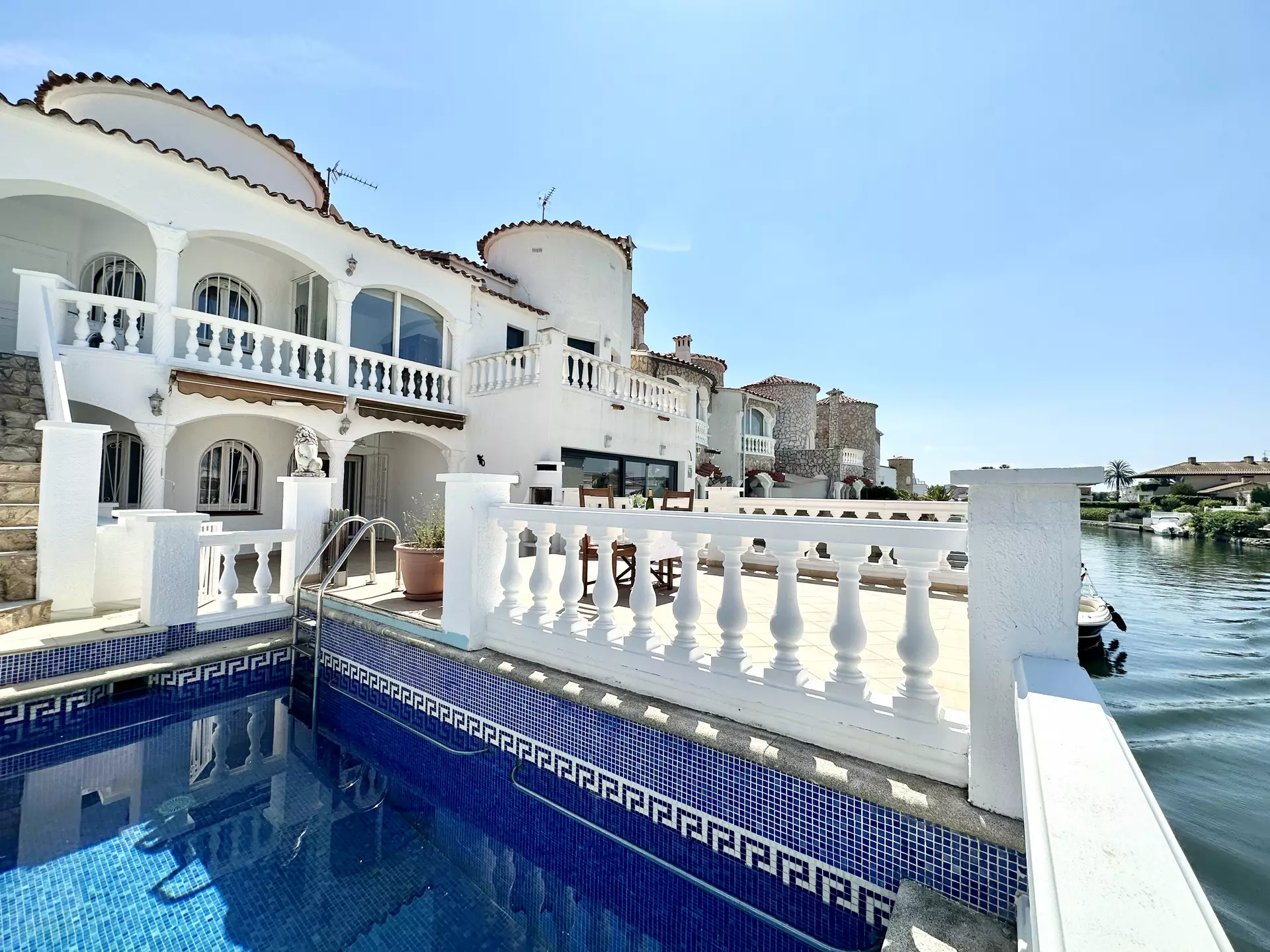 Hermosa casa con amarre y piscina en venta en Empuriabrava