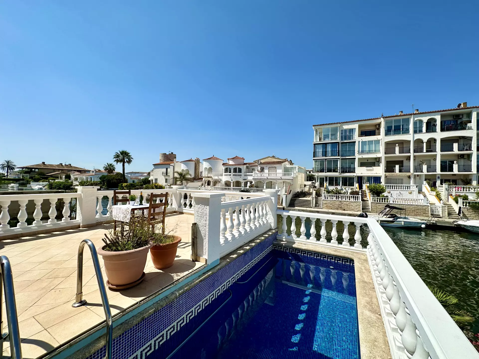 Preciosa casa amb amarrador i piscina en venda a Empuriabrava