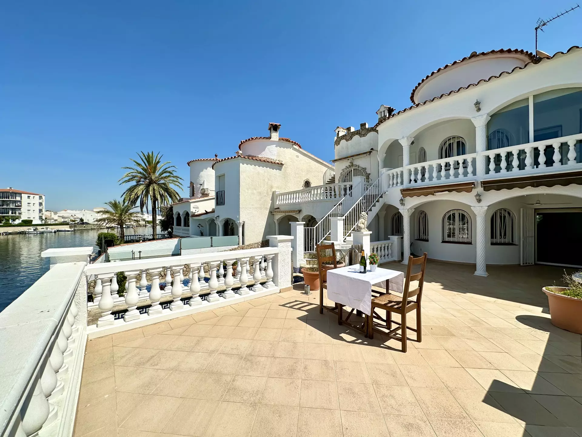 Hermosa casa con amarre y piscina en venta en Empuriabrava