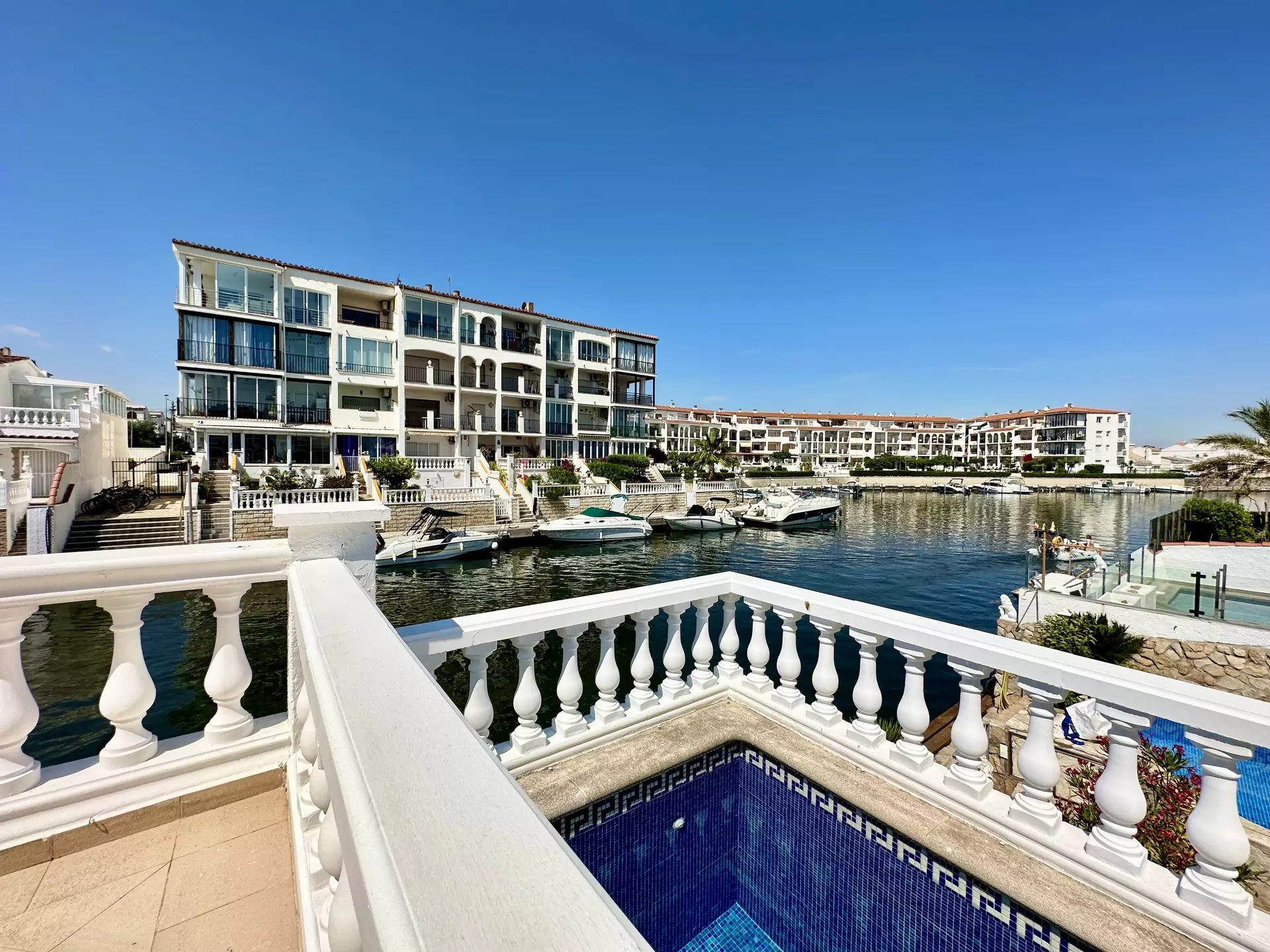 Preciosa casa amb amarrador i piscina en venda a Empuriabrava