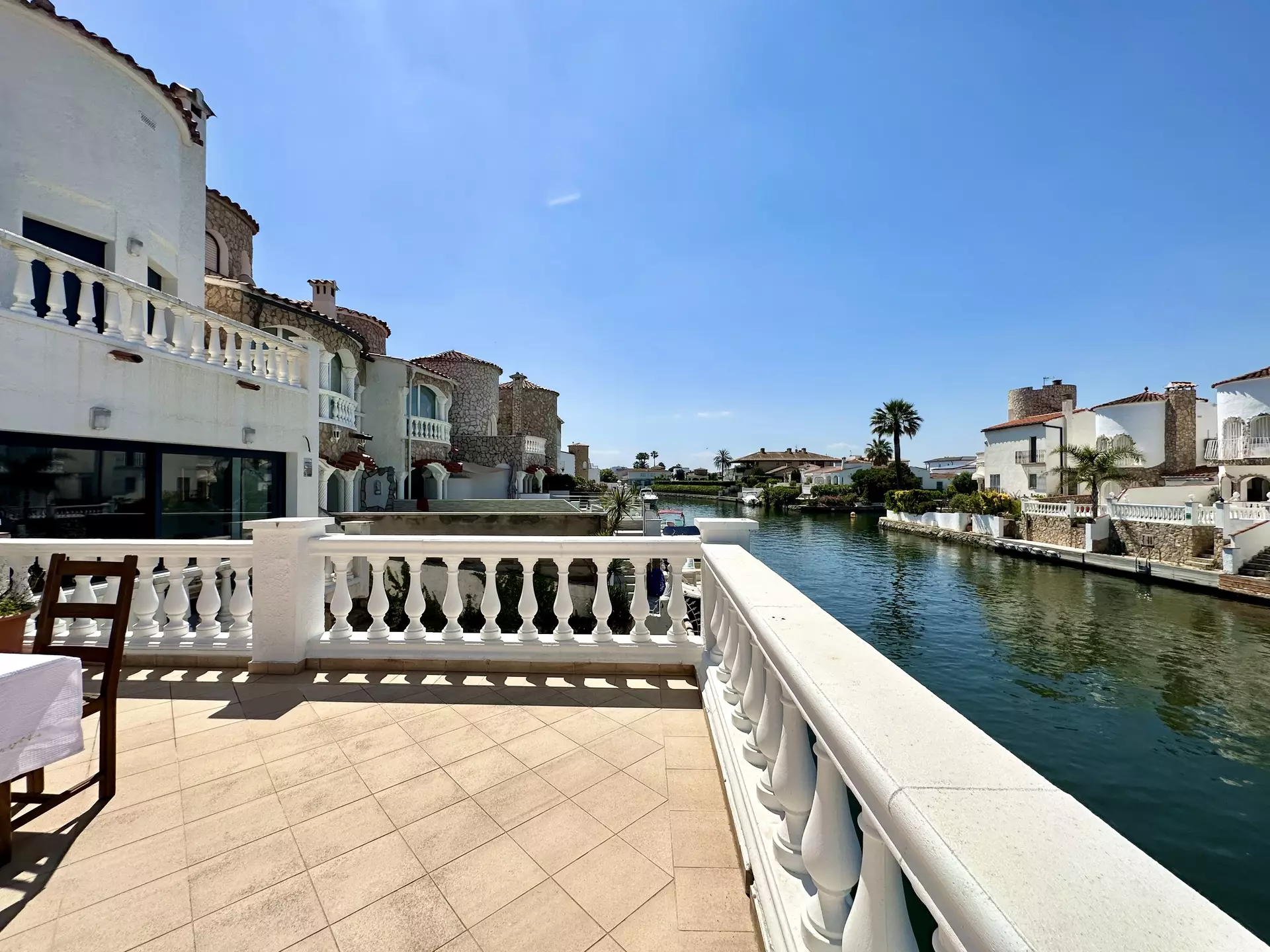 Preciosa casa amb amarrador i piscina en venda a Empuriabrava