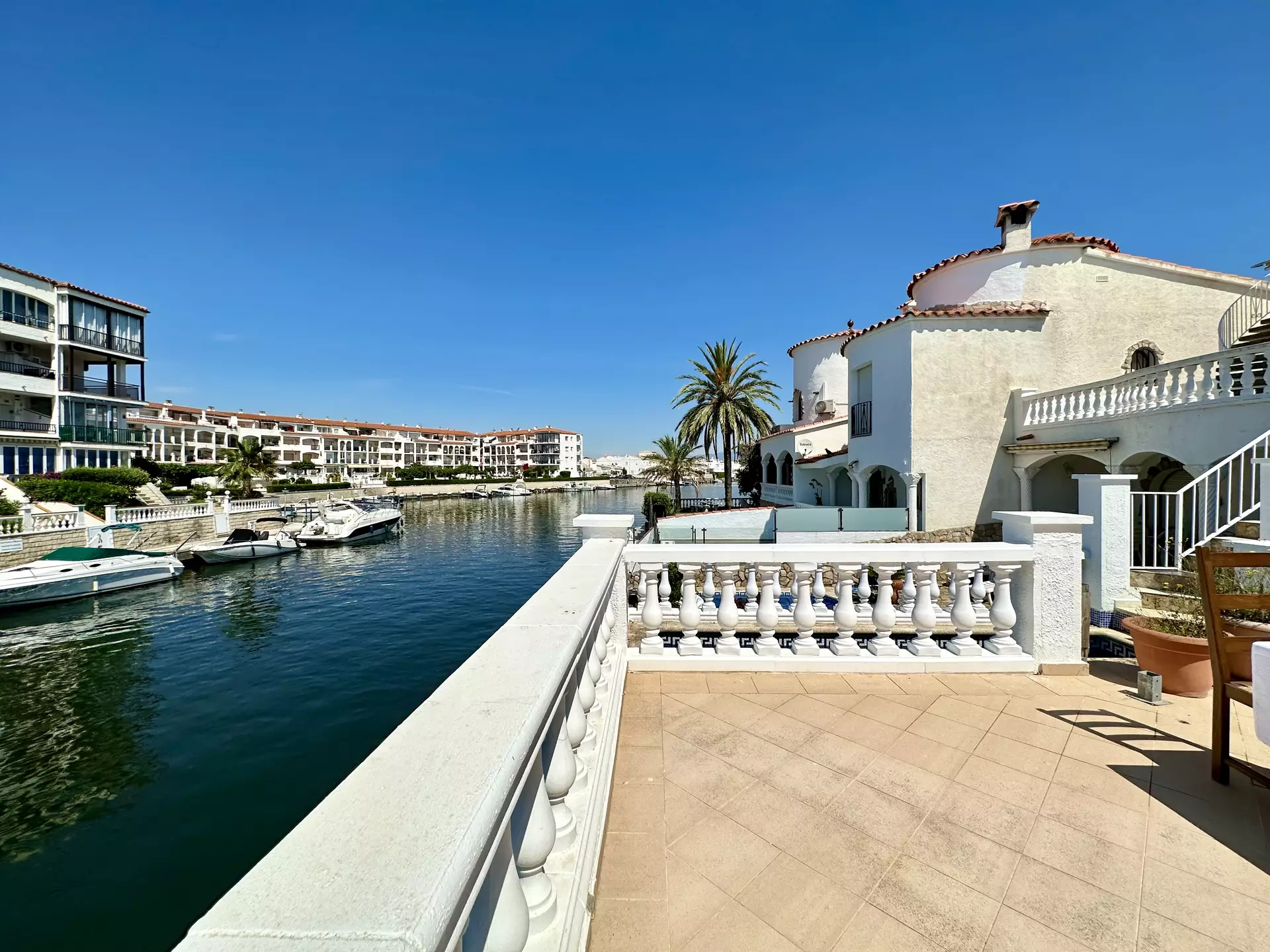 Preciosa casa amb amarrador i piscina en venda a Empuriabrava