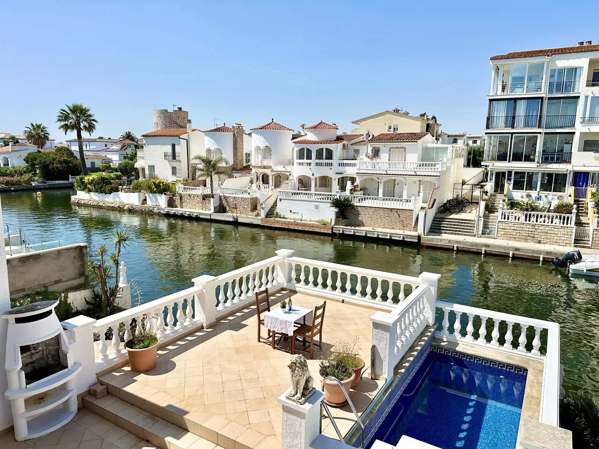 Hermosa casa con amarre y piscina en venta en Empuriabrava