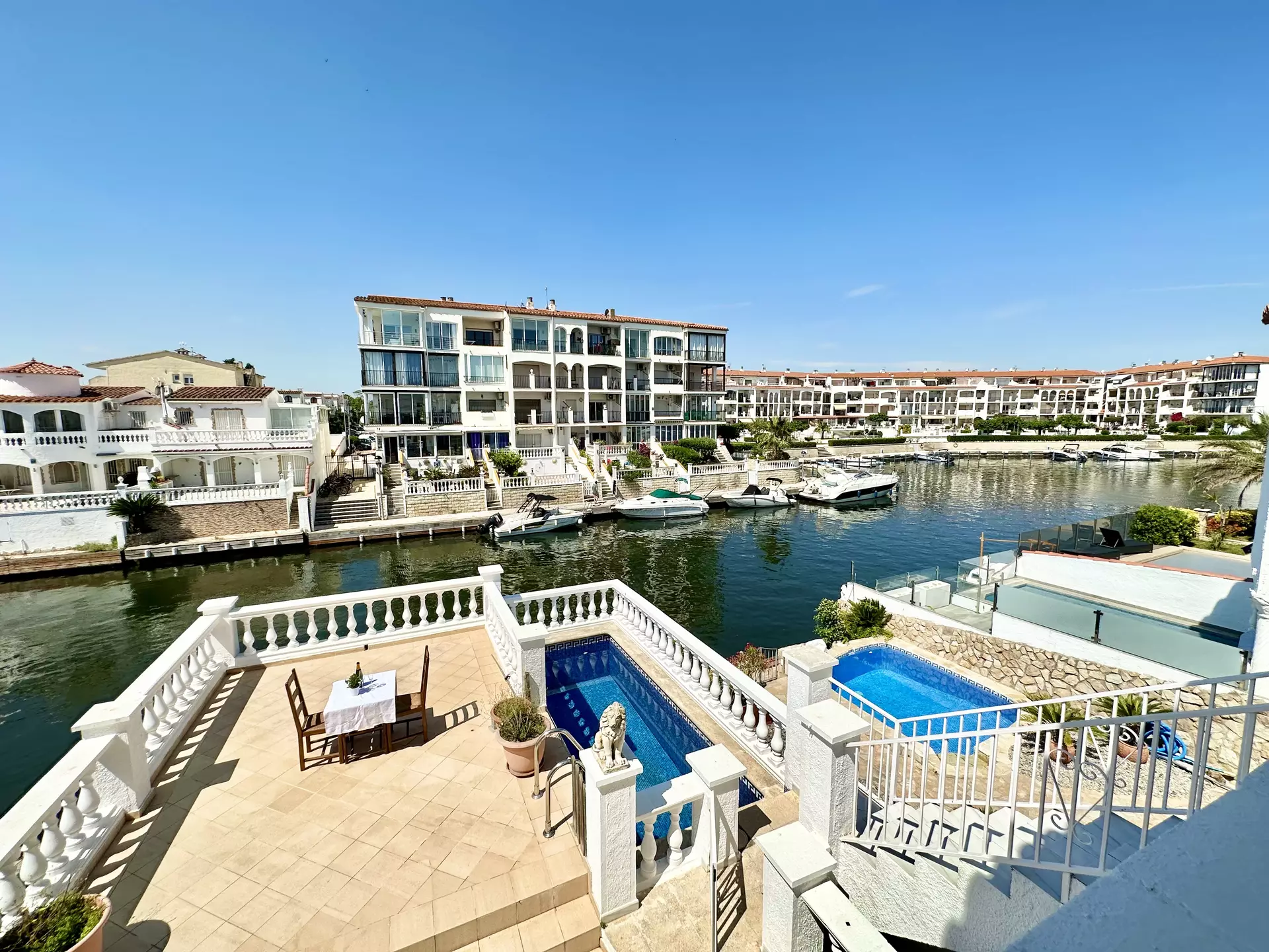 Hermosa casa con amarre y piscina en venta en Empuriabrava